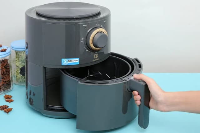 So sánh giá Nồi chiên không dầu Electrolux 3 lít E6AF1-220K rẻ nhất? - Ảnh 11