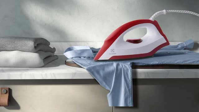 So sánh giá Bàn ủi khô Electrolux EDI1004 1300W rẻ nhất? - Ảnh 4