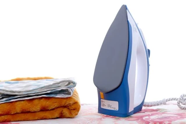 So sánh giá Bàn ủi khô Electrolux EDI2004 1300W rẻ nhất? - Ảnh 3