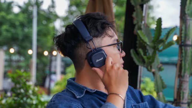 So sánh giá Tai nghe Bluetooth chụp tai Marshall Major V Xanh bóng đêm rẻ nhất? - Ảnh 6