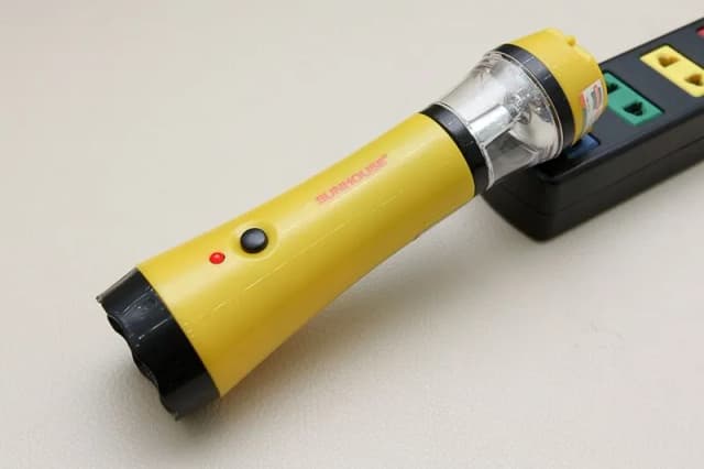 So sánh giá Đèn pin sạc đa năng Sunhouse SHE-9059LA-3L rẻ nhất? - Ảnh 17