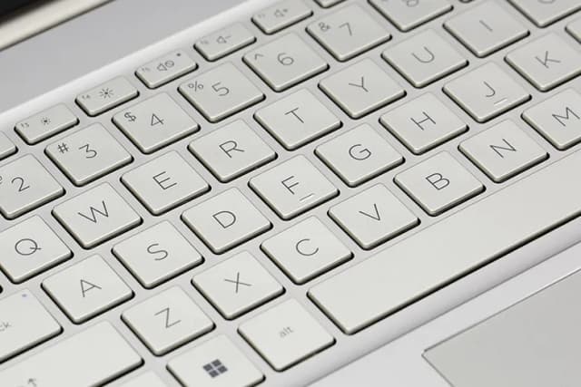 So sánh giá Laptop HP Pavilion 15 eg3098TU i3 1315U/8GB/256GB/Win11 (8C5L9PA) rẻ nhất? - Ảnh 19